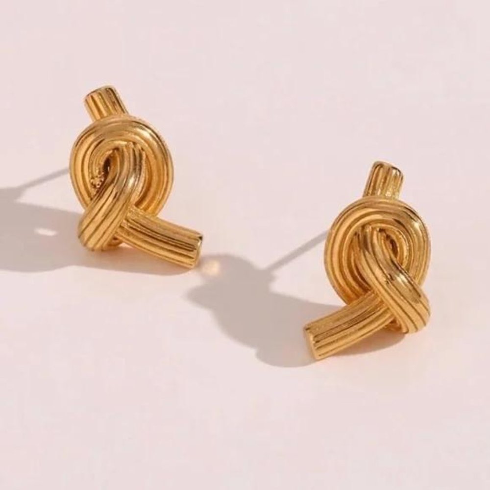 NEW MODERN 18K GOLD KNOT STUD EARRINGS, NICE EARRINGS, CUTE EARRINGS - Picture 5 of 6